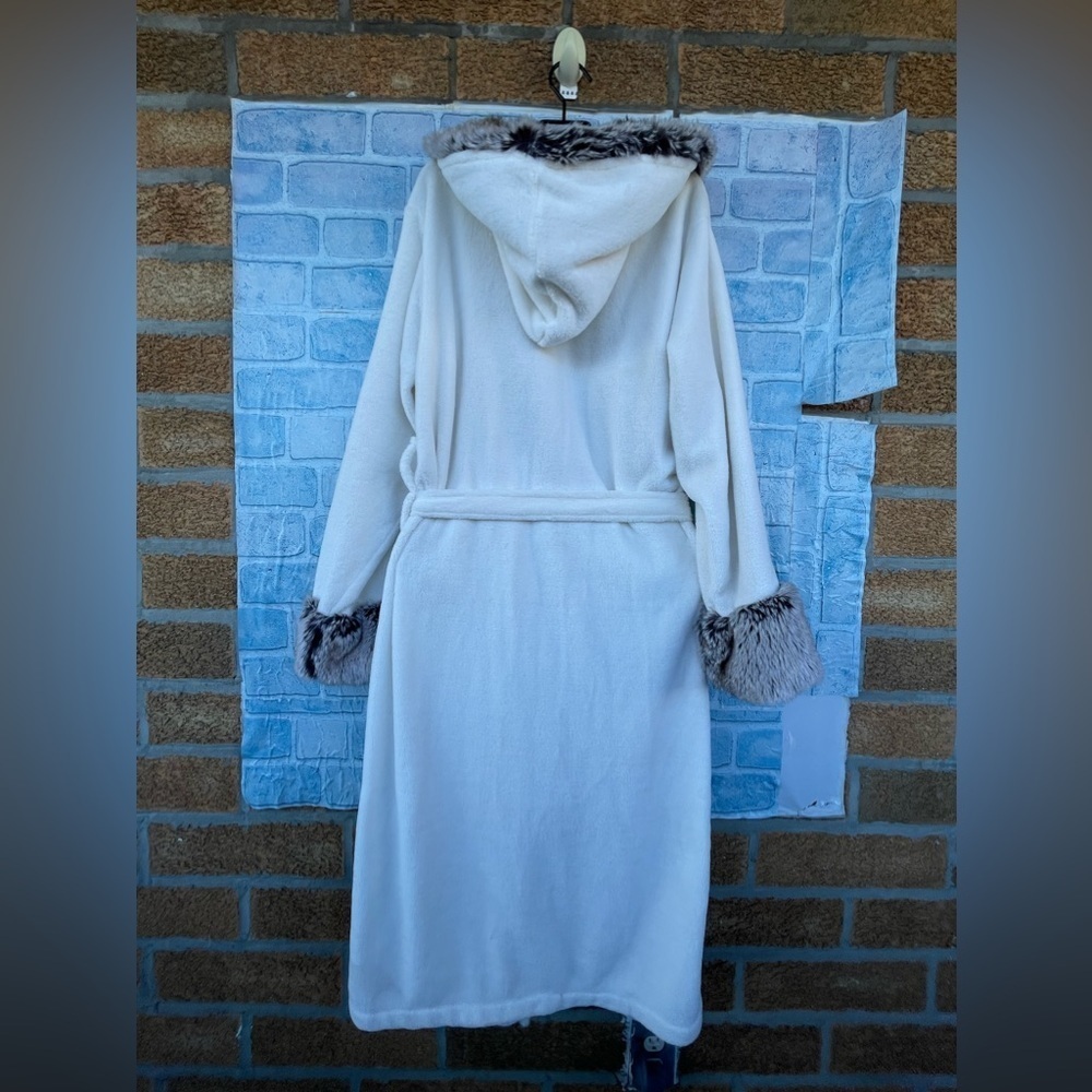 Pottery Barn White Faux Fur Trim robe size medium - Picture 8 of 12